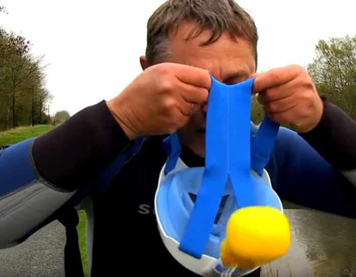 putting a full face snorkel mask